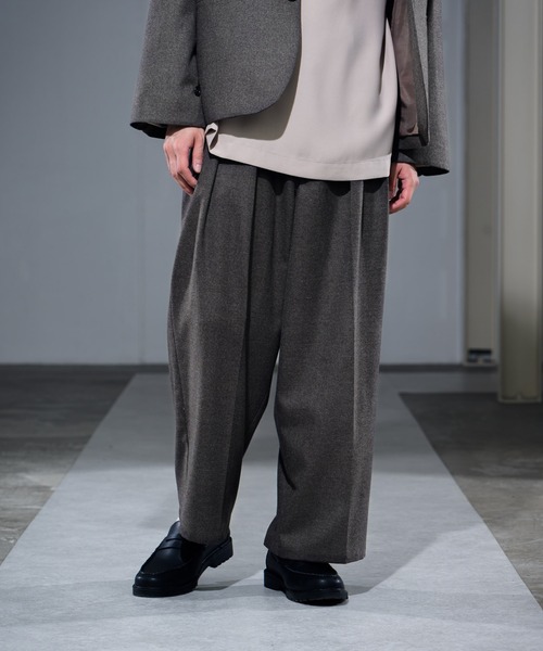 CASPER JOHN（キャスパージョン）の「Melange TR Tuck Wide Slacks/メランジTRタックワイドスラックス（スラックス・メンズ・チャコールグレー/グレイッシュベージュ・SMALL/MEDIUM/LARGE）」の4枚目の写真