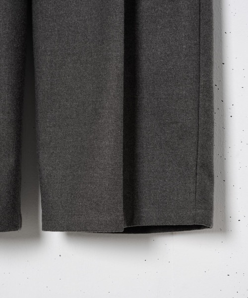CASPER JOHN（キャスパージョン）の「Melange TR Tuck Wide Slacks/メランジTRタックワイドスラックス（スラックス・メンズ・チャコールグレー/グレイッシュベージュ・SMALL/MEDIUM/LARGE）」の19枚目の写真