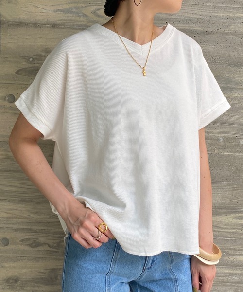 She's Closet(シーズクローゼット)の「Vネック無地コットンワッフル半袖tシャツ(Tシャツ/カットソー・レディース・チャコールグレー/ブラック/オフホワイト/モカ/グレイッシュベージュ・FREE)」の1枚目の写真