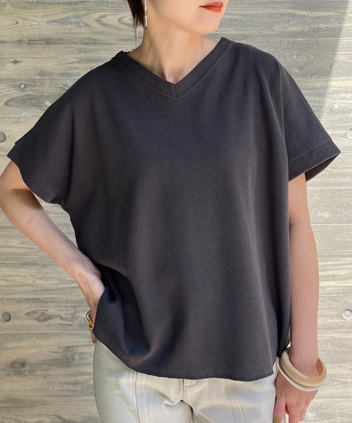 She's Closet(シーズクローゼット)の「Vネック無地コットンワッフル半袖tシャツ(Tシャツ/カットソー・レディース・チャコールグレー/ブラック/オフホワイト/モカ/グレイッシュベージュ・FREE)」の4枚目の写真
