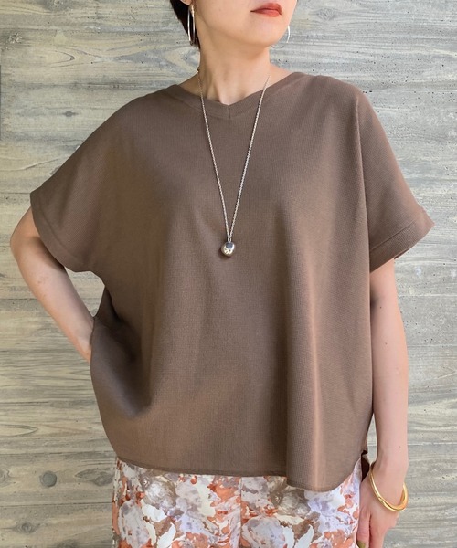 She's Closet(シーズクローゼット)の「Vネック無地コットンワッフル半袖tシャツ(Tシャツ/カットソー・レディース・チャコールグレー/ブラック/オフホワイト/モカ/グレイッシュベージュ・FREE)」の2枚目の写真