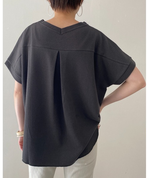 She's Closet(シーズクローゼット)の「Vネック無地コットンワッフル半袖tシャツ(Tシャツ/カットソー・レディース・チャコールグレー/ブラック/オフホワイト/モカ/グレイッシュベージュ・FREE)」の6枚目の写真