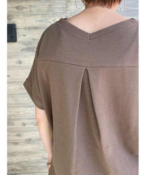 She's Closet(シーズクローゼット)の「Vネック無地コットンワッフル半袖tシャツ(Tシャツ/カットソー・レディース・チャコールグレー/ブラック/オフホワイト/モカ/グレイッシュベージュ・FREE)」の8枚目の写真