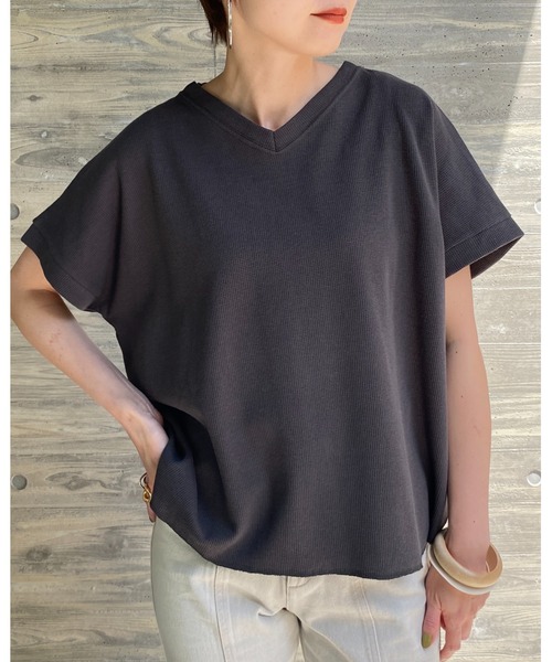 She's Closet(シーズクローゼット)の「Vネック無地コットンワッフル半袖tシャツ(Tシャツ/カットソー・レディース・チャコールグレー/ブラック/オフホワイト/モカ/グレイッシュベージュ・FREE)」の13枚目の写真