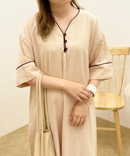 apres jour clair(アプレジュールクレア)の「【apres jour clair】パイピングワンピース【ZOZOTOWN限定アイテム】(ワンピース・レディース・モカ/ベージュ・MEDIUM/SMALL/X-LARGE)」の3枚目の写真