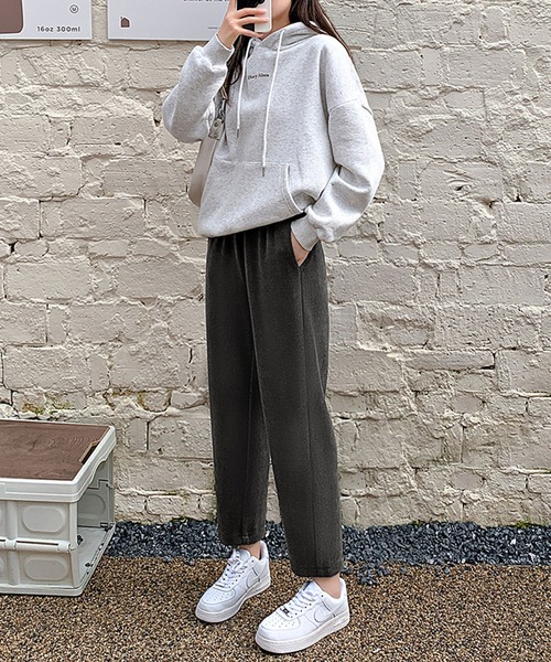 me+em select（ミームセレクト）の「コーデュロイテーパードパンツ（その他パンツ・レディース・アイボリー/モカ/チャコール/ブラウン/ブラック・FREE）」の16枚目の写真