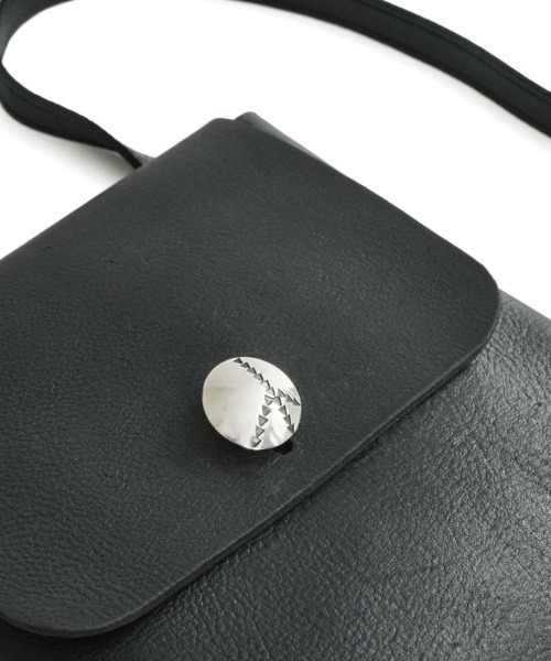 ARTS & CRAFTS(アーツアンドクラフト)の「アーツアンドクラフツ / 15th KUDU FLAT SHOULDER S / 15th クードゥー フラットショルダーエス(ショルダーバッグ・レディース・ベージュ/ブラック・FREE)」の6枚目の写真