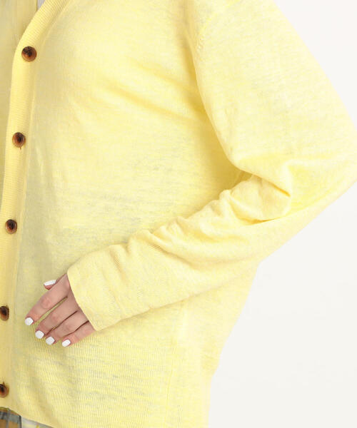 TOMORROWLAND （トゥモローランド）の「プレーンリネン Vネックカーディガン（カーディガン/ボレロ・レディース・チャコールグレー/ライトブルー/レッド/ライトイエロー/シルバー系その他/ピンク/ダークグリーン・S）」の20枚目の写真