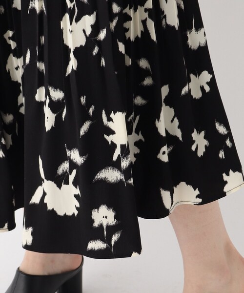 OPAQUE.CLIP（オペークドットクリップ）の「◆mosaicフラワープリント プリーツフレアスカート（スカート・レディース・ブルー系/ブラック系・40/38）」の7枚目の写真