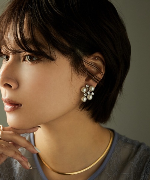 niana（ニアナ）の「ジャスマンパールイヤリング（イヤリング・レディース・ベージュ/シルバー・FREE）」の2枚目の写真