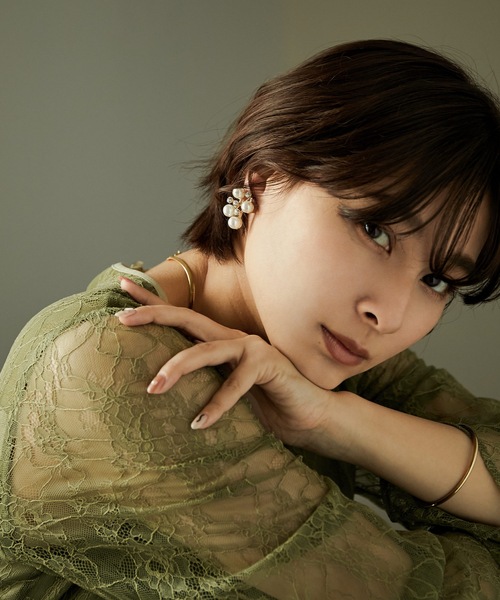 niana（ニアナ）の「ジャスマンパールイヤリング（イヤリング・レディース・ベージュ/シルバー・FREE）」の4枚目の写真