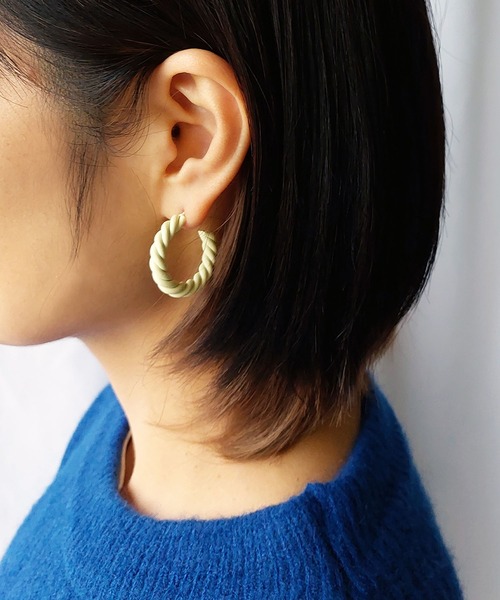 me+em select(ミームセレクト)の「【 4color 】マットツイストカラーフープピアス(ピアス(両耳用)・レディース・ブルー/ライトイエロー/グリーン/イエロー・FREE)」の1枚目の写真