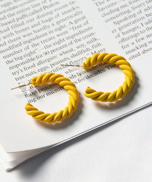 me+em select(ミームセレクト)の「【 4color 】マットツイストカラーフープピアス(ピアス(両耳用)・レディース・ブルー/ライトイエロー/グリーン/イエロー・FREE)」の4枚目の写真