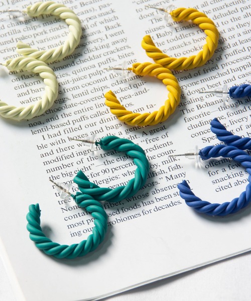 me+em select(ミームセレクト)の「【 4color 】マットツイストカラーフープピアス(ピアス(両耳用)・レディース・ブルー/ライトイエロー/グリーン/イエロー・FREE)」の2枚目の写真