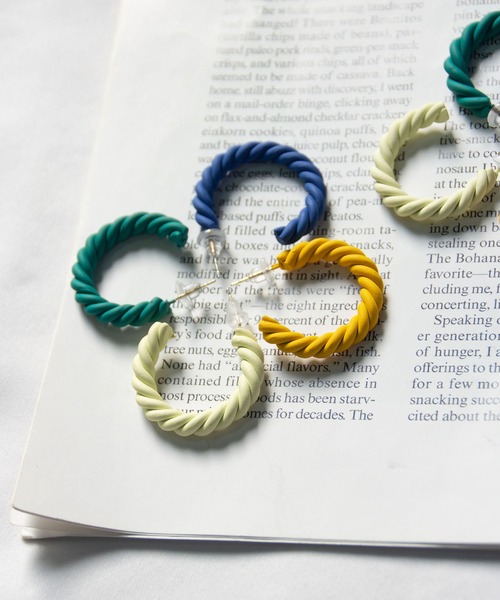 me+em select(ミームセレクト)の「【 4color 】マットツイストカラーフープピアス(ピアス(両耳用)・レディース・ブルー/ライトイエロー/グリーン/イエロー・FREE)」の11枚目の写真