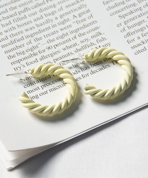 me+em select(ミームセレクト)の「【 4color 】マットツイストカラーフープピアス(ピアス(両耳用)・レディース・ブルー/ライトイエロー/グリーン/イエロー・FREE)」の12枚目の写真