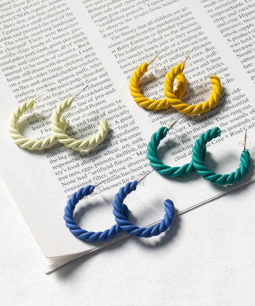 me+em select(ミームセレクト)の「【 4color 】マットツイストカラーフープピアス(ピアス(両耳用)・レディース・ブルー/ライトイエロー/グリーン/イエロー・FREE)」の16枚目の写真