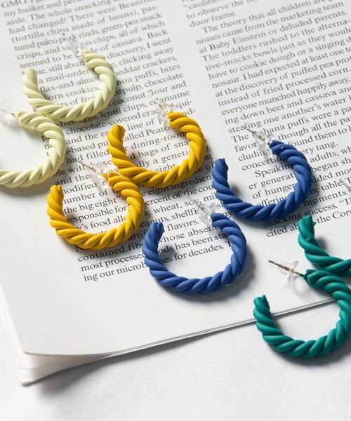 me+em select(ミームセレクト)の「【 4color 】マットツイストカラーフープピアス(ピアス(両耳用)・レディース・ブルー/ライトイエロー/グリーン/イエロー・FREE)」の10枚目の写真