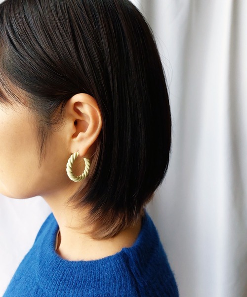 me+em select(ミームセレクト)の「【 4color 】マットツイストカラーフープピアス(ピアス(両耳用)・レディース・ブルー/ライトイエロー/グリーン/イエロー・FREE)」の7枚目の写真