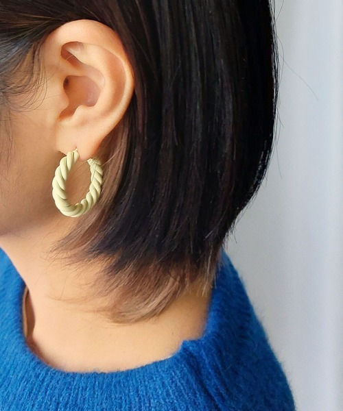 me+em select(ミームセレクト)の「【 4color 】マットツイストカラーフープピアス(ピアス(両耳用)・レディース・ブルー/ライトイエロー/グリーン/イエロー・FREE)」の5枚目の写真