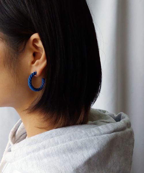 me+em select(ミームセレクト)の「【 4color 】マットツイストカラーフープピアス(ピアス(両耳用)・レディース・ブルー/ライトイエロー/グリーン/イエロー・FREE)」の9枚目の写真