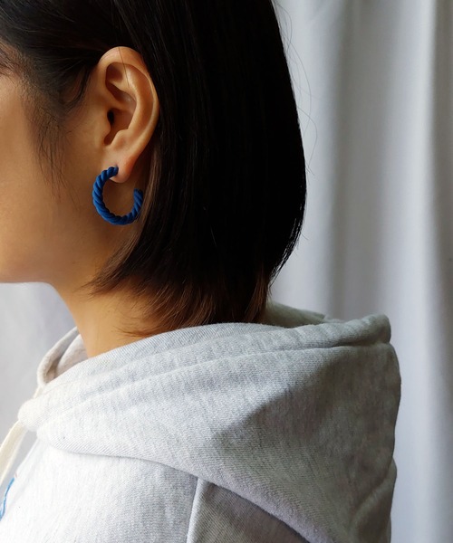 me+em select(ミームセレクト)の「【 4color 】マットツイストカラーフープピアス(ピアス(両耳用)・レディース・ブルー/ライトイエロー/グリーン/イエロー・FREE)」の8枚目の写真