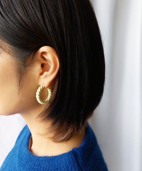 me+em select(ミームセレクト)の「【 4color 】マットツイストカラーフープピアス(ピアス(両耳用)・レディース・ブルー/ライトイエロー/グリーン/イエロー・FREE)」の6枚目の写真