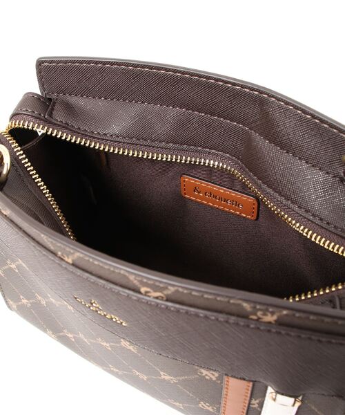 & chouette（アンドシュエット）の「モノグラム スポーティーラインショルダーバッグ（ショルダーバッグ・レディース・ダークブラウン/グレイッシュベージュ・FREE）」の5枚目の写真