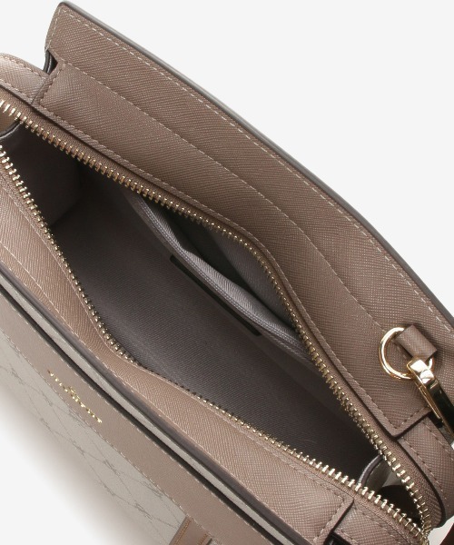 & chouette（アンドシュエット）の「モノグラム スポーティーラインショルダーバッグ（ショルダーバッグ・レディース・ダークブラウン/グレイッシュベージュ・FREE）」の19枚目の写真