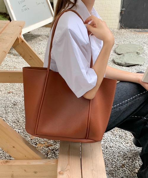 me+em select（ミームセレクト）の「【 ６色展開 】フェイクレザーカラートートバッグ【インナーポーチ付き】（トートバッグ・レディース・ブラック/ブラウン/ピンク/グリーン/アイボリー/イエロー系その他・FREE）」の13枚目の写真
