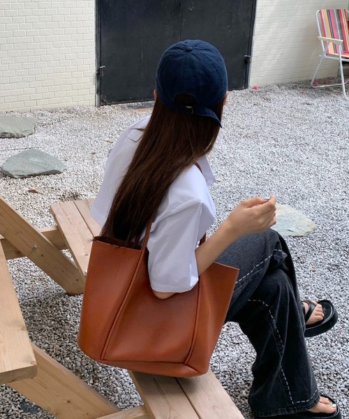me+em select（ミームセレクト）の「【 ６色展開 】フェイクレザーカラートートバッグ【インナーポーチ付き】（トートバッグ・レディース・ブラック/ブラウン/ピンク/グリーン/アイボリー/イエロー系その他・FREE）」の14枚目の写真