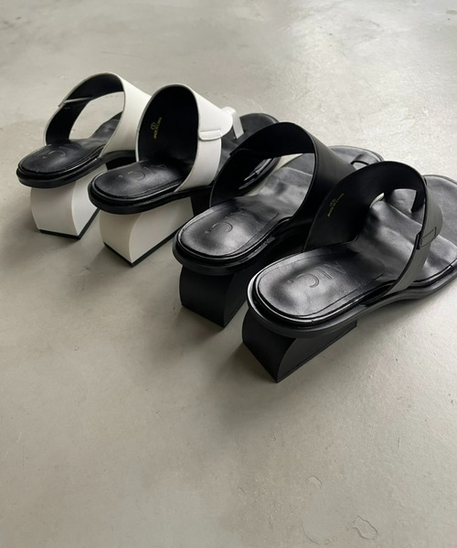 AIC.（エーアイシー）の「アーチカットデザイントングサンダル（サンダル・レディース・ブラック/オフホワイト・SMALL/MEDIUM/LARGE）」の11枚目の写真