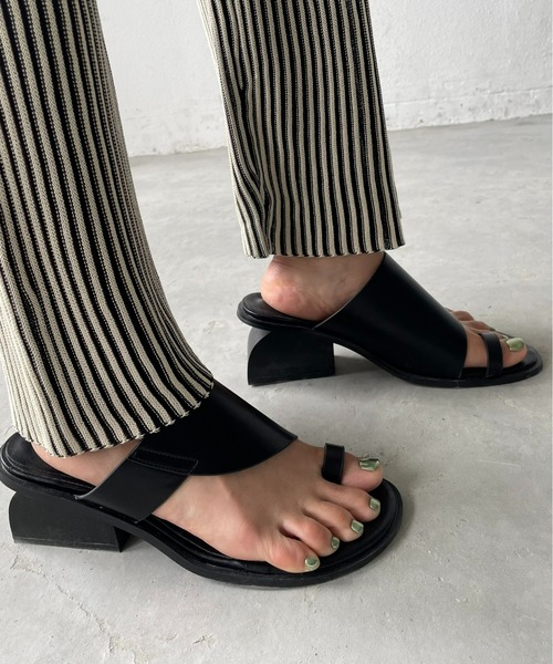 AIC.（エーアイシー）の「アーチカットデザイントングサンダル（サンダル・レディース・ブラック/オフホワイト・SMALL/MEDIUM/LARGE）」の7枚目の写真