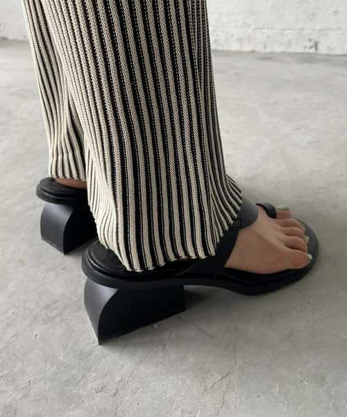 AIC.（エーアイシー）の「アーチカットデザイントングサンダル（サンダル・レディース・ブラック/オフホワイト・SMALL/MEDIUM/LARGE）」の8枚目の写真