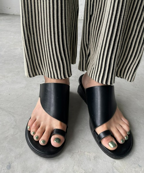 AIC.（エーアイシー）の「アーチカットデザイントングサンダル（サンダル・レディース・ブラック/オフホワイト・SMALL/MEDIUM/LARGE）」の3枚目の写真