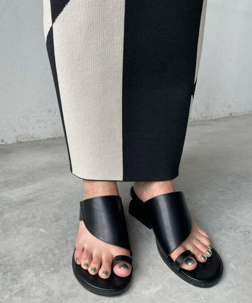 AIC.（エーアイシー）の「アーチカットデザイントングサンダル（サンダル・レディース・ブラック/オフホワイト・SMALL/MEDIUM/LARGE）」の4枚目の写真