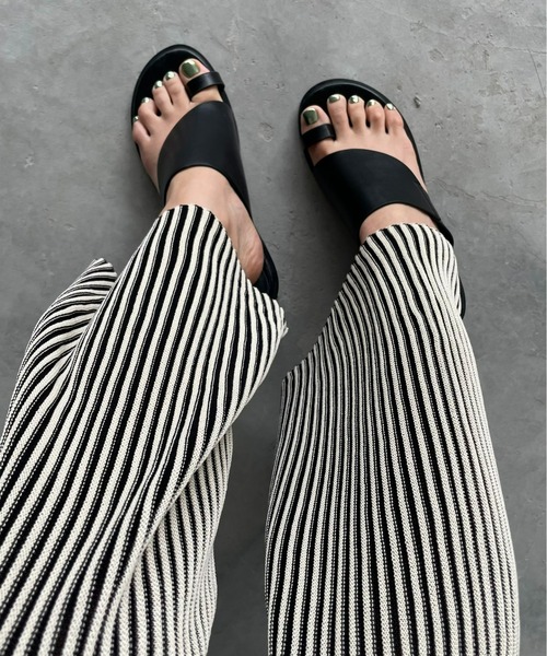 AIC.（エーアイシー）の「アーチカットデザイントングサンダル（サンダル・レディース・ブラック/オフホワイト・SMALL/MEDIUM/LARGE）」の6枚目の写真