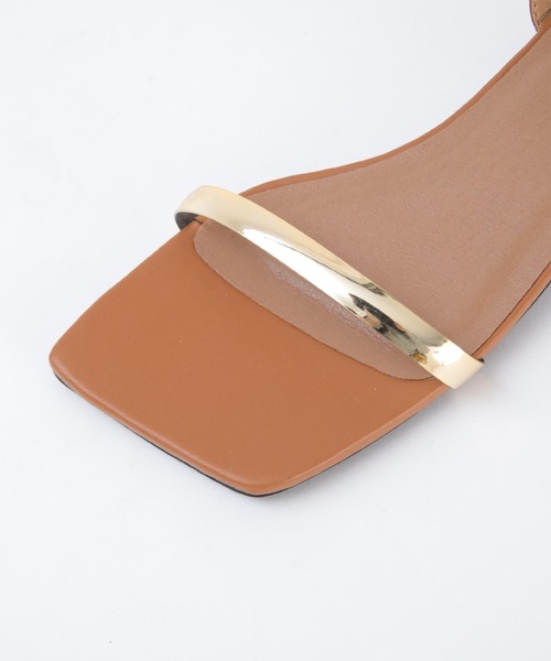 スクエアトゥナローサンダル