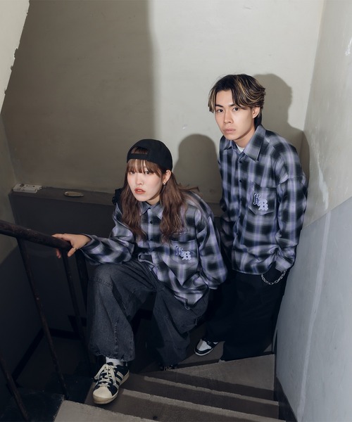 kutir（クティール）の「ロゴ刺繍オンブレチェックビッグシャツ（シャツ/ブラウス・メンズ・パープル系その他/ホワイト系その他/グレー・SMALL/LARGE/MEDIUM）」の4枚目の写真