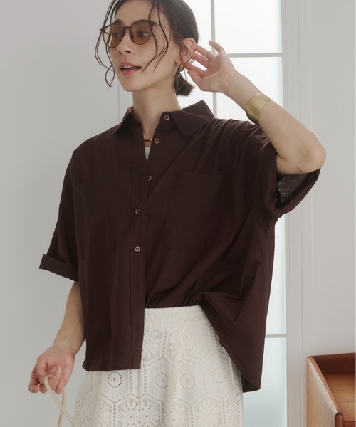 ANGIE（アンジー）の「シアー オーバーサイズ  レギュラーカラー半袖シャツ / 無地 / ストライプ（シャツ/ブラウス・レディース・オフホワイト/ブラウン系その他/ピンク系その他/ブラック/グリーン系その他/ブルー系その他/オレンジ/ライム/ブラウン/ブラック系1/ブラック系その他/ナチュラル/スミクロ/ベージュ/カーキ/ホワイト×ブルー/ブルー × パープル/ピンク系その他2/ダークブラウン/レッド/ダークブラウン系1/ブルー系1/ダークベージュ/ブラウン系その他2/ベージュ系1/ホワイト系1・FREE）」の9枚目の写真