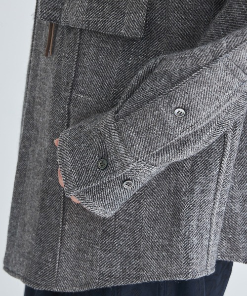 NVRFRGT（ネヴァーフォーゲット）の「【NVRFRGT/ネヴァーフォーゲット】WOOL LINEN HERRING BONE HOOK FRONT SHIRT（シャツ/ブラウス・メンズ・グレー/ブラック・1/2）」の3枚目の写真
