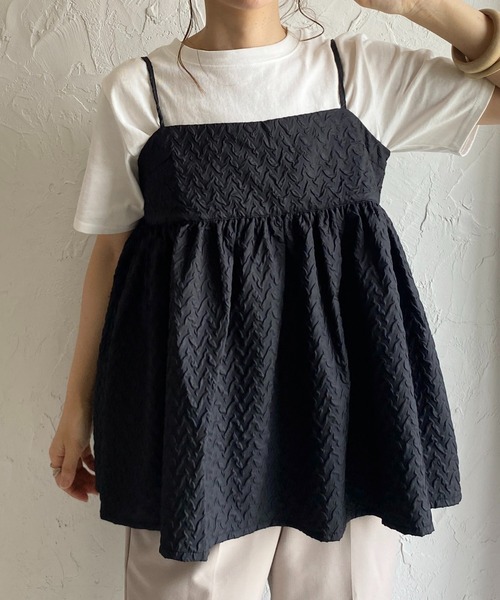 She's Closet（シーズクローゼット）の「ボリュームフレアギャザーふくれジャガードペプラムキャミソールトップス（キャミソール・レディース・アイボリー/ブラック/ブルー/ホワイト系その他/ブラック系その他/ベージュ・FREE）」の4枚目の写真