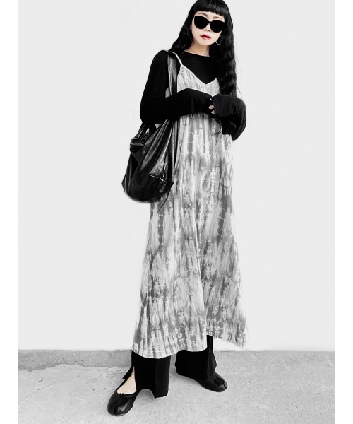 LVEU.(ラブユ.)の「Monotone tie-dye camisole one-piece / モノトーンタイダイキャミソールワンピース(Ai select)(ワンピース・レディース・ブラック・FREE)」の2枚目の写真