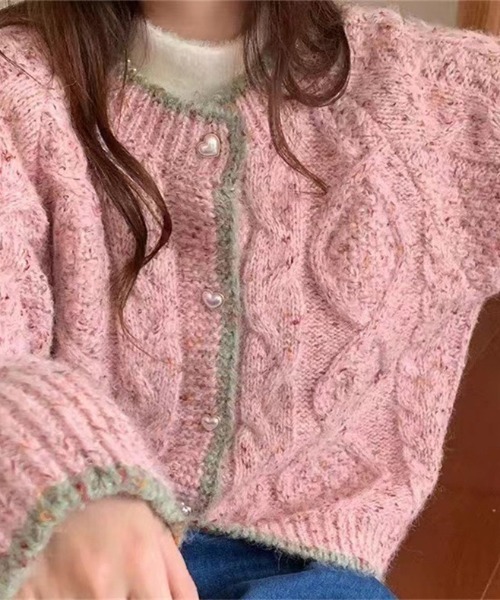 FREE STYLISTS(フリー スタイリスト)の「YUGA_YGMC バイカラーアクセント ニットカーディガン(カーディガン/ボレロ・レディース・グリーン/ベビーピンク/レッド/オフホワイト・FREE)」の4枚目の写真