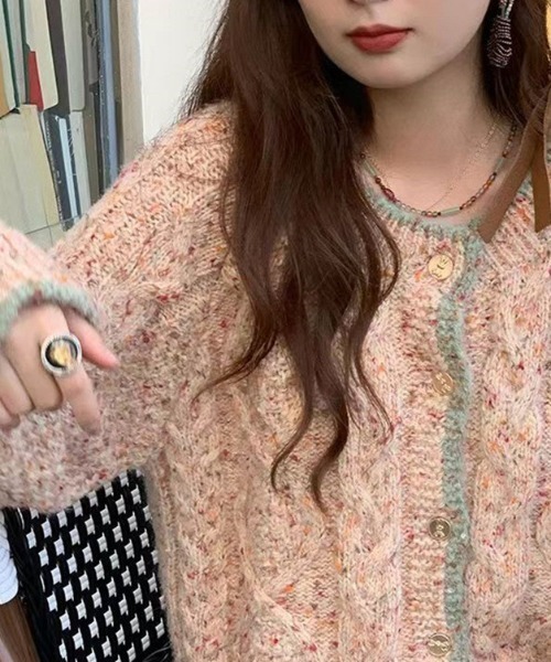 FREE STYLISTS(フリー スタイリスト)の「YUGA_YGMC バイカラーアクセント ニットカーディガン(カーディガン/ボレロ・レディース・グリーン/ベビーピンク/レッド/オフホワイト・FREE)」の2枚目の写真