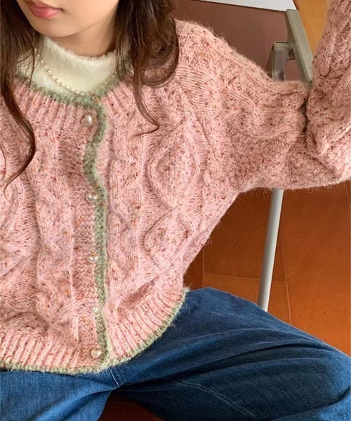 FREE STYLISTS(フリー スタイリスト)の「YUGA_YGMC バイカラーアクセント ニットカーディガン(カーディガン/ボレロ・レディース・グリーン/ベビーピンク/レッド/オフホワイト・FREE)」の15枚目の写真