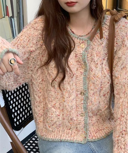 FREE STYLISTS(フリー スタイリスト)の「YUGA_YGMC バイカラーアクセント ニットカーディガン(カーディガン/ボレロ・レディース・グリーン/ベビーピンク/レッド/オフホワイト・FREE)」の5枚目の写真
