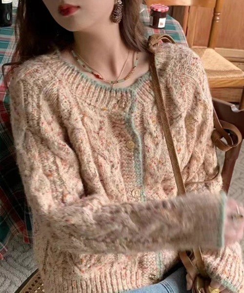 FREE STYLISTS(フリー スタイリスト)の「YUGA_YGMC バイカラーアクセント ニットカーディガン(カーディガン/ボレロ・レディース・グリーン/ベビーピンク/レッド/オフホワイト・FREE)」の20枚目の写真