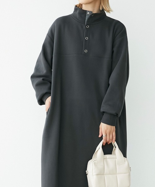 Chaco closet（チャコ クローゼット）の「スウェットヘンリーハイネックマキシワンピース（ワンピース・レディース・オートミール/スミクロ/ネイビー・FREE）」の7枚目の写真