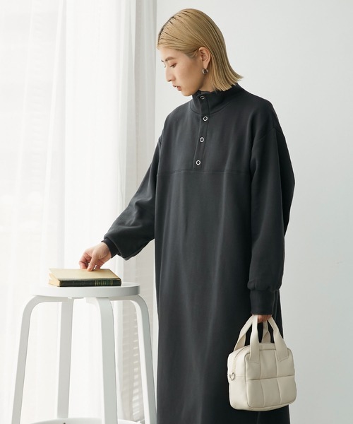 Chaco closet（チャコ クローゼット）の「スウェットヘンリーハイネックマキシワンピース（ワンピース・レディース・オートミール/スミクロ/ネイビー・FREE）」の13枚目の写真